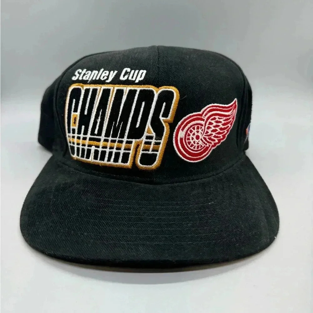 Vtg. 90’s Starter NHL Detroit  Redwings Velcro Back Hat